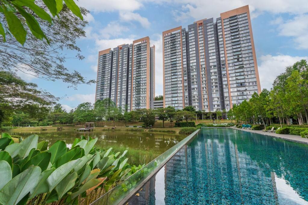 Emerald Hill By Hlg *